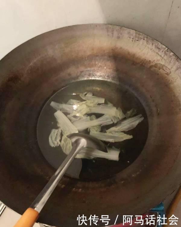 小伙被騙到陜西安康搞傳銷，一天三頓水煮白菜度日